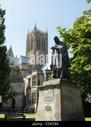 Tennyson statua di Lincoln Cathedral progettata da George Frederick Watts Foto Stock