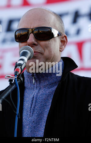 Brian Eno unisce dimostranti palestinesi a Londra in Trafalgar Square lungo con una stima di 15.000 manifestanti che hanno marciato contro Israele il bombardamento di Gaza Foto Stock