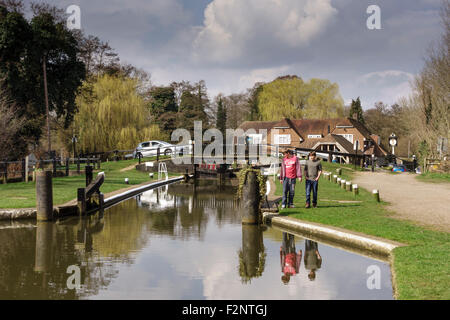 Serratura Pyrford, fiume Wey, Wisley, Surrey, Regno Unito Foto Stock