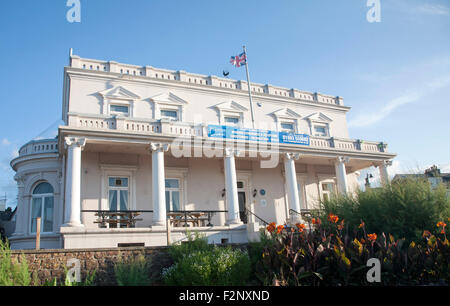 Edificio in stile vittoriano di Paignton Club, Paignton, Devon, Inghilterra, Regno Unito risale al 1882 Foto Stock