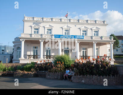 Edificio in stile vittoriano di Paignton Club, Paignton, Devon, Inghilterra, Regno Unito risale al 1882 Foto Stock