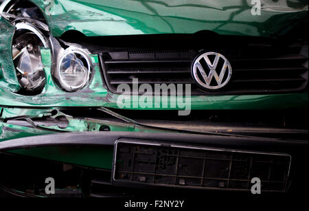 Hannover, Germania. Il 22 settembre, 2015. Un danneggiato Volkswagen auto sui motivi di un commerciante di rottame di Hannover, Germania, 22 settembre 2015. Foto: JULIAN STRATENSCHULTE/dpa/Alamy Live News Foto Stock