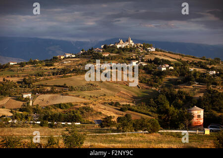 Campagna attorno a Pietranico in Abruzzo, Italia. Foto Stock