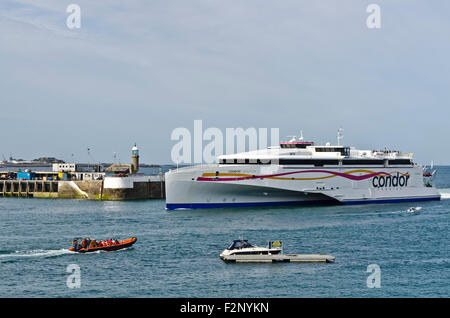 Condor liberazione arrivando a St Peter Port Harbour Guernesy Isole del Canale Foto Stock