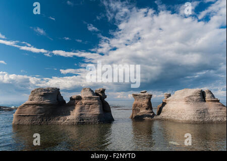 I monoliti su un cielo nuvoloso Mingan Parco nazionale Arcipelago di La Riserva di Canada, Québec, Canada Foto Stock