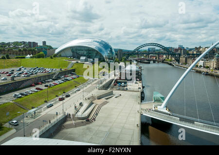 Il centro di salvia e Tyne Bridge, Newcastle-Gateshead, Tyne and Wear, Inghilterra, Regno Unito. Dal Baltico Arts Center. Foto Stock