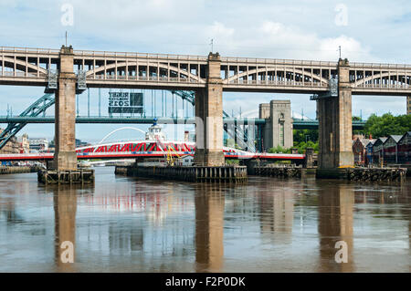 Il livello elevato, Tyne and swing ponti sul fiume Tyne, Newcastle-Gateshead, Tyne and Wear, Inghilterra, Regno Unito. Foto Stock