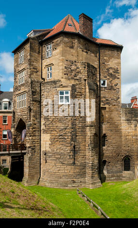 Il cancello nero, il castello di Newcastle, Newcastle upon Tyne, Tyne and Wear, Inghilterra, Regno Unito. Costruito tra il 1247 e il 1250 da Enrico III. Foto Stock