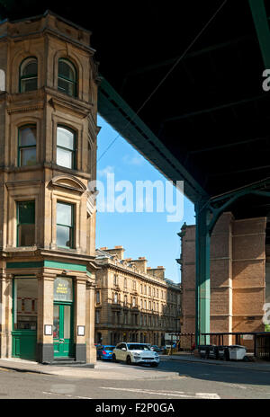 Angolo di Queen Street e Akenside Hill, sotto il Tyne Bridge, Newcastle upon Tyne, Tyne and Wear, England, Regno Unito Foto Stock