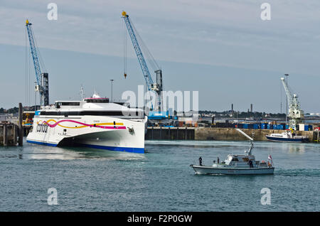 Condor liberazione arrivando a St Peter Port Harbour Guernesy Isole del Canale Foto Stock