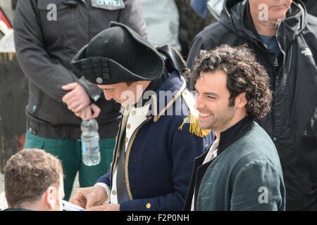 Charlestown, Cornwall, Regno Unito. Il 22 settembre 2015. La BBC Poldark serie, fissando Aidan Turner, continua la ripresa in Charlestown, con una folla di curiosi a guardare. Credito: Simon Maycock/Alamy Live News Foto Stock