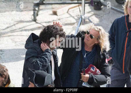 Charlestown, Cornwall, Regno Unito. Il 22 settembre 2015. La BBC Poldark serie, fissando Aidan Turner, continua la ripresa in Charlestown, con una folla di curiosi a guardare. Credito: Simon Maycock/Alamy Live News Foto Stock