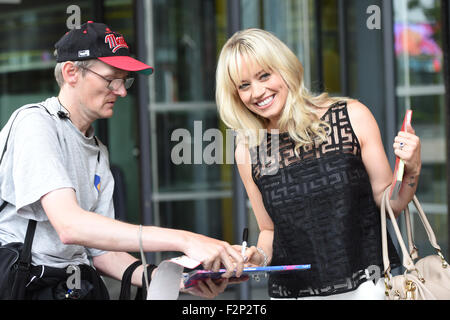 Kimberley Wyatt visto firma autografi e posare per foto con fan come lei lascia la BBC Breakfast Studio In Manchester questa mattina con: Kimberly Wyatt dove: Manchester, Regno Unito quando: 22 Lug 2015 Foto Stock