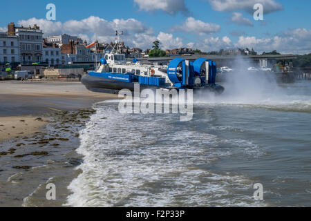 Hovercraft a partire un viaggio galleggiante sul mare con grandi quantità di spruzzo Foto Stock