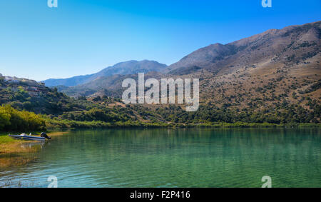 Lago di Kournas è il solo lago di acqua dolce in creta. La Grecia. Foto Stock