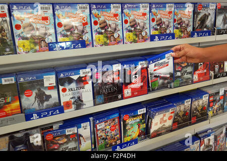 Display del negozio riempito con PlayStation 4 giochi per un home video della console di gioco Foto Stock