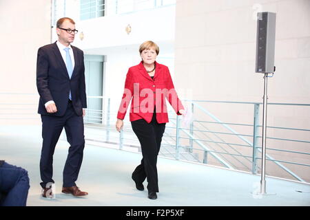 Berlino, Germania. Il 22 settembre, 2015. Primer finlandese Juha Sipilä ha incontrato il Cancelliere Angela Merkel per discutere di unione crisi di rifugiati. Il cancelliere sottolinea per risolvere la crisi di rifugiati dalla sua origine e per rafforzare le frontiere dell'UE. © Jakob Ratz/Pacific Press/Alamy Live News Foto Stock