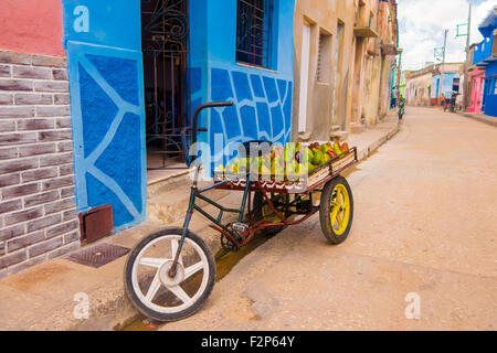 CAMAGUEY, CUBA - 4 Settembre 2015: bicitaxi è una variante di bicicletta utilizzata per il trasporto di turisti e di merci come un taxi. Foto Stock