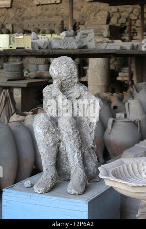 Pompei, Italia, 26 giugno 2015: manufatti antichi come un corpo di un essere umano nella preghiera trovato nelle rovine della vecchia città di Pompei Foto Stock