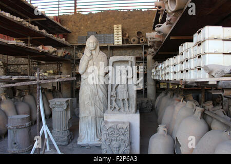 Pompei, Italia, 26 giugno 2015: antichi reperti trovati nelle rovine della vecchia città di Pompei, Italia Foto Stock