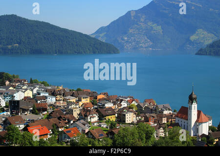 Vista del villaggio lungo la riva del lago di Como in Italia settentrionale Foto Stock