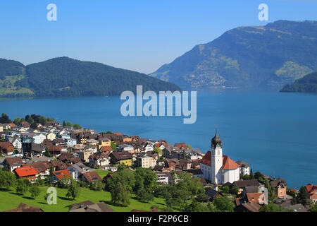 Vista del villaggio lungo la riva del lago di Como in Italia settentrionale Foto Stock