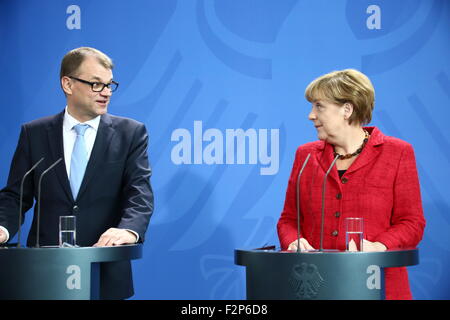 Berlino, Germania. Il 22 settembre, 2015. Primer finlandese Juha Sipilä ha incontrato il Cancelliere Angela Merkel per discutere di unione crisi di rifugiati. Il cancelliere sottolinea per risolvere la crisi di rifugiati dalla sua origine e per rafforzare le frontiere dell'UE. © Jakob Ratz/Pacific Press/Alamy Live News Foto Stock