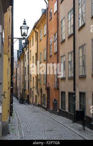 Una fila di multipiano terrose case colorate nel quartiere Södermalm di Stoccolma Foto Stock