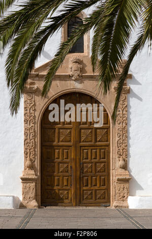 Grandi in legno intagliato porta della chiesa La Oliva Fueteventura Isole Canarie Spagna Foto Stock