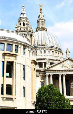 Clocktowers e la cupola della cattedrale di San Paolo a Londra Inghilterra sotto cieli soleggiati Foto Stock