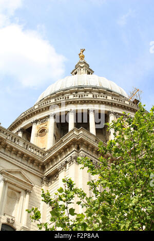 La cupola della cattedrale di San Paolo a Londra Inghilterra sotto cieli soleggiati Foto Stock