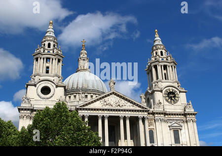 Clocktowers e la cupola della cattedrale di San Paolo a Londra Inghilterra sotto cieli soleggiati Foto Stock