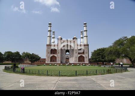 Sikandra fort grande ingresso esterno porta anteriore & giardino prato alberi con cielo blu e nuvole in alto,Agra,Uttar Pradesh,l'India,Asia Foto Stock