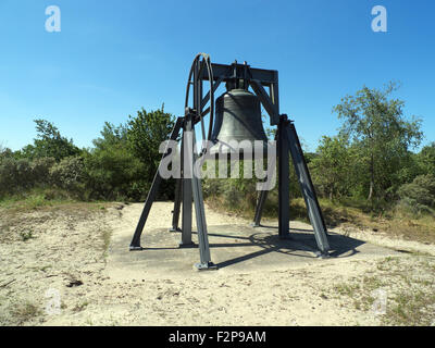 Campana commemorativa in dune di sabbia, accanto a Waalsdorpervlakte, sito di uccisione di prigionieri olandese appena prima della liberazione. Nr Den Haag (L'Aia). Foto Stock
