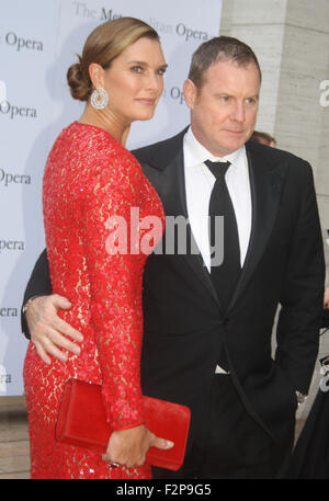 New York, Stati Uniti d'America. Xxi Sep, 2015. Noi attrice Brooke Shields e suo marito Chris Henchy arrivano per la stagione di apertura della Metropolitan Opera di New York, Stati Uniti d'America, 21 settembre 2015. Foto: CHRISTINA HORSTEN/DPA/Alamy Live News Foto Stock