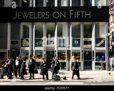 Quartiere dei Diamanti, Fifth Avenue Street scene, NYC Foto Stock