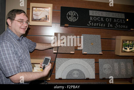 Il medaglione di memoria rappresenta il più recente sviluppo in memorialization al Rock of Ages cava di granito, barre, VT, STATI UNITI D'AMERICA Foto Stock