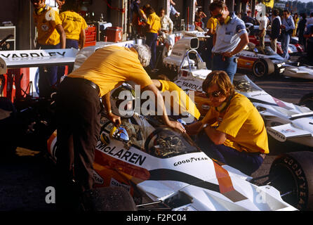 Anni Settanta la McLaren BRM racing cars in pit-lane Foto Stock