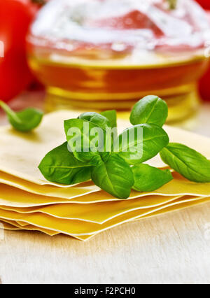 Ingredienti per lasagne: lasagne, basilico, olio d'oliva, pomodori Foto Stock