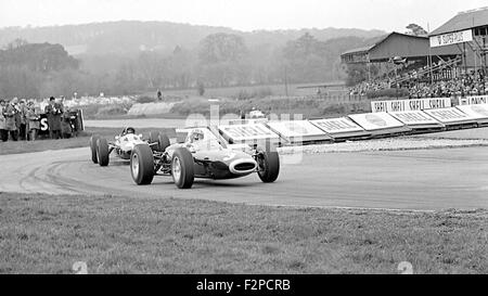 Graham Hill in un BRM Racing Jim Clark in una Lotus a Goodwood 1964 Foto Stock