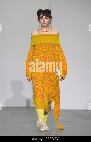 Londra, Regno Unito. Il 22 settembre, 2015. La London Fashion Week SS16 ready-to-wear spettacolo sulla pista del designer Ryan Lo al BFC visualizza lo spazio in Brewer street. Credito: Immagini vibranti/Alamy Live News Foto Stock