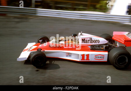 James Hunt in una McLaren M23 al GP di Monaco a Monte Carlo 1975 Foto Stock