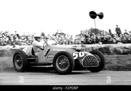 Jose Froilan Gonzales in una Ferrari speciale a pareti sottili a Goodwood 1950s Foto Stock