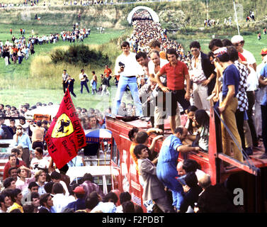 Tifosi tifosi Ferrari a Monza race track anni settanta Foto Stock