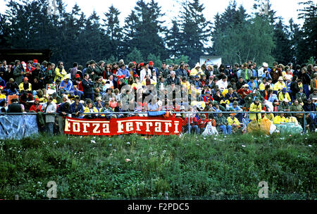 Ventole di tifosi a Monza race track anni settanta Foto Stock
