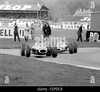 Graham Hill e Jackie Stewart racing in BRMs a Goodwood 1965 Foto Stock