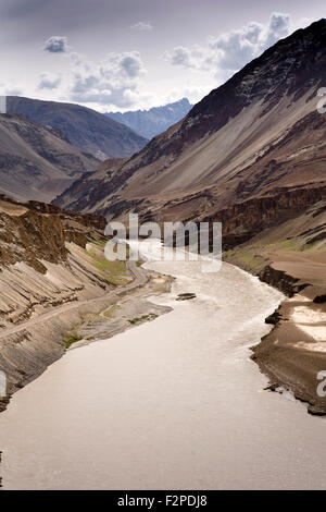 India, Jammu e Kashmir, Ladakh Leh Valle, Zanskar fiume man mano che si avvicina il Indus vicino Nimmu Foto Stock