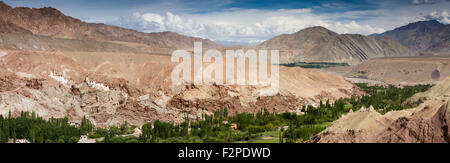 India, Jammu e Kashmir, Ladakh Leh Valle villaggio Bazco stile andTibetan collina panoramica del monastero Foto Stock