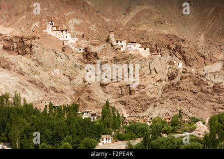 India, Jammu e Kashmir, Ladakh, Bazco rovine del villaggio di stile tibetano hilltop monastero sopra village Foto Stock