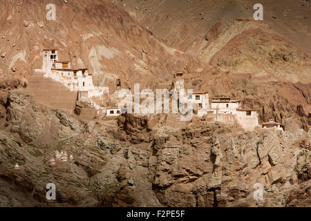 India, Jammu e Kashmir, Ladakh, Bazco rovine del villaggio di stile tibetano monastero in collina Foto Stock